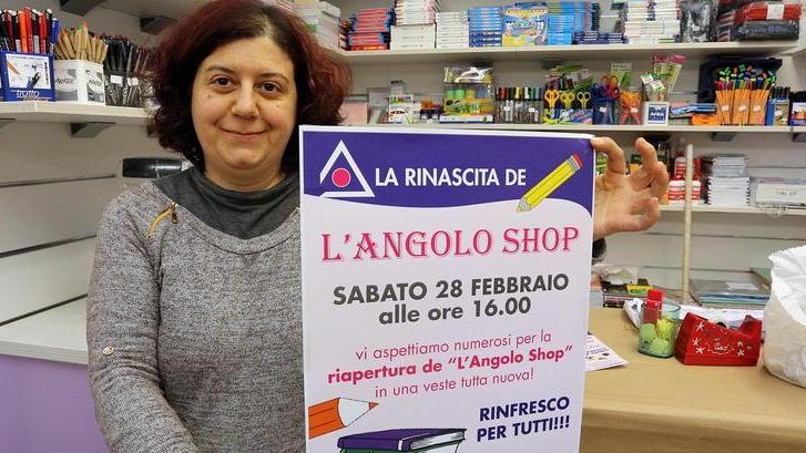Riapre la cartoleria distrutta da un furgone non assicurato