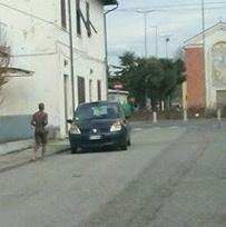 Nudo in chiesa per il terrore di dover lasciare l’Italia 