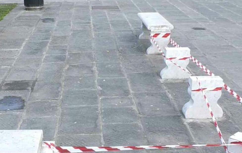 Distrutte le panchine di marmo 