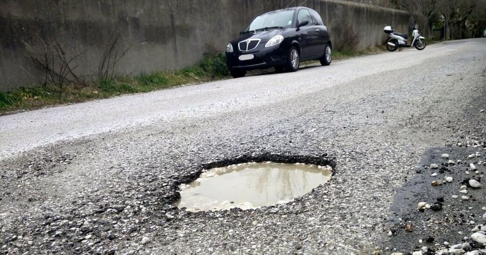 In via Giambruni c’è il lago voragine