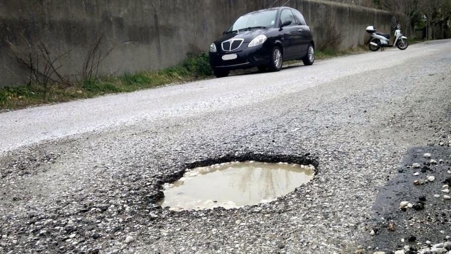 In via Giambruni c’è il lago voragine