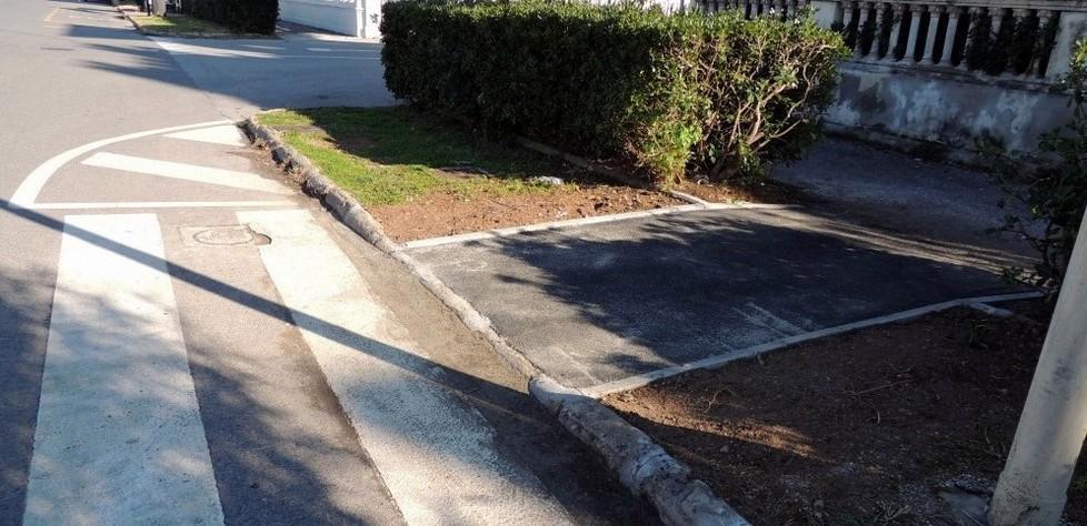 Sul viale Italia abbattuto lo scalino beffa 