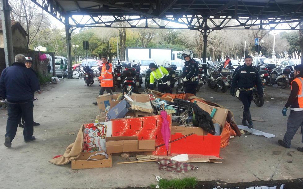 Il parcheggio di bici e scooter alla stazione era diventato una discarica: l’Aamps lo pulisce