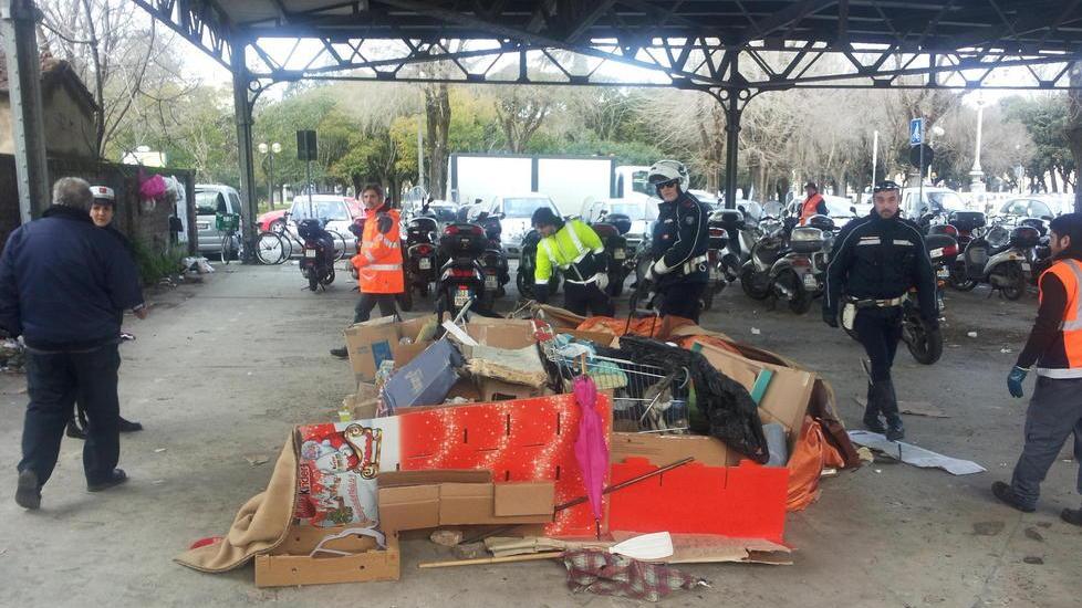 Il parcheggio di bici e scooter alla stazione era diventato una discarica: l’Aamps lo pulisce