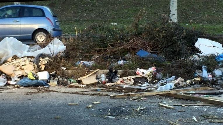 Tra il parcheggio e la chiesa si allarga la discarica abusiva
