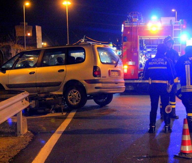 Automobilista fa inversione travolto giovane in scooter 