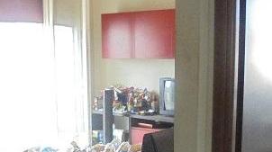 Lascia un mozzicone e parte l’incendio