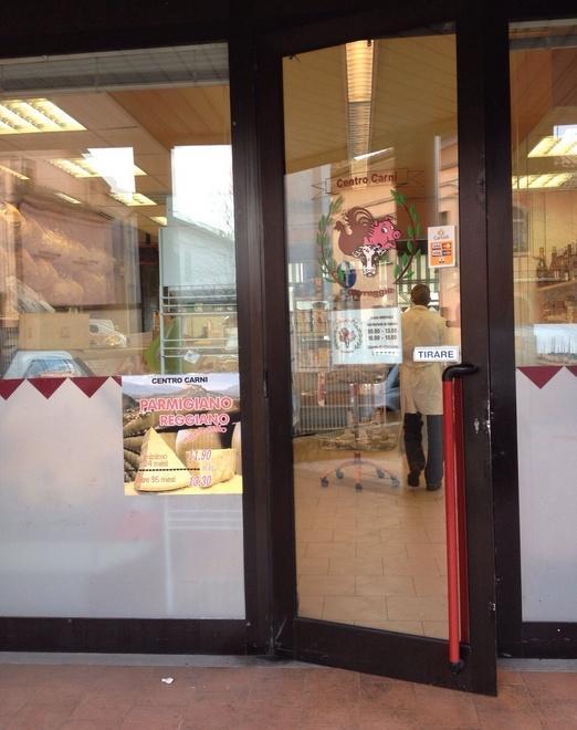 Ladri in macelleria dopo il furto fallito nel vicino bar