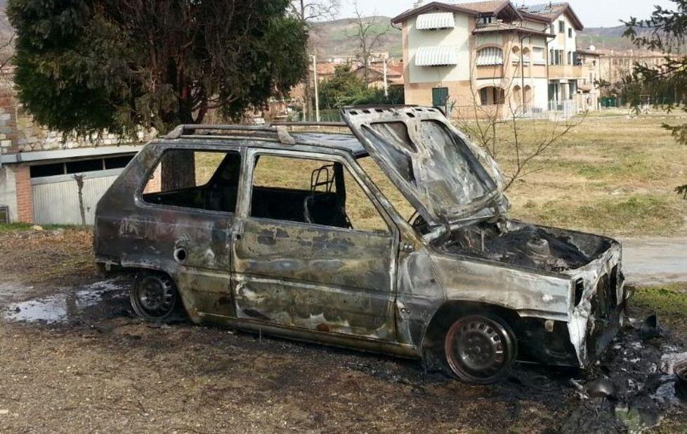 Accende l’auto e si scatena il rogo 