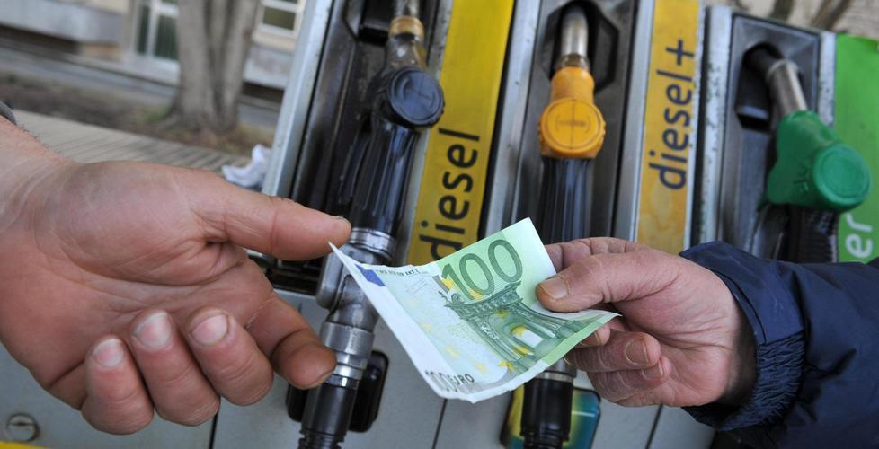 Petrolio a picco da mesi ma la benzina cala meno 