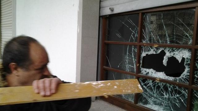 Alberto Pittone sfonda il vetro per entrare nella casa popolare