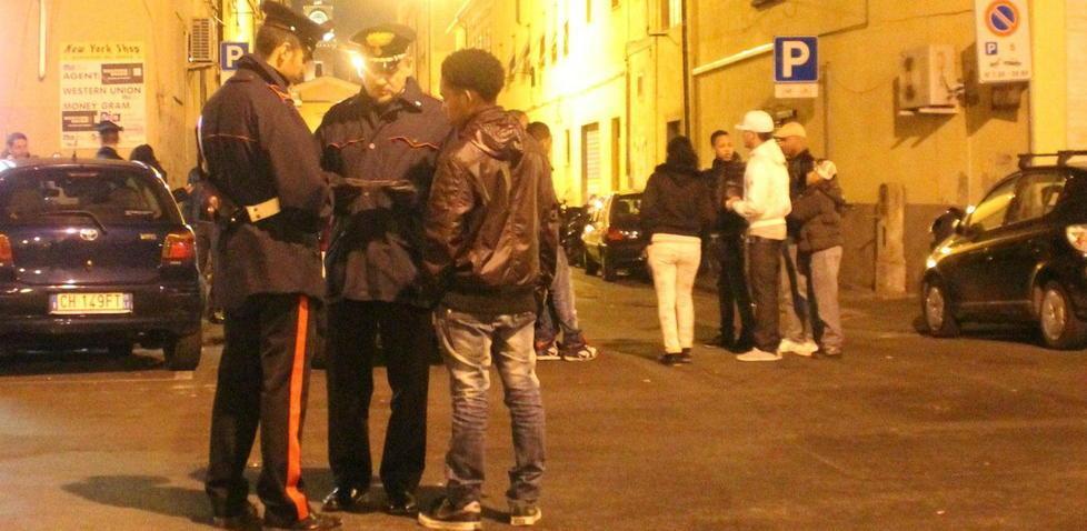 Rissa western in piazza della Repubblica, già identificati in quindici: tre denunciati