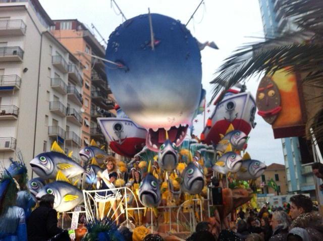 Il carro del rione 167 Ovest-Campi Alti al mare vincitore del Carnevale di Follonica (foto Giorgio)