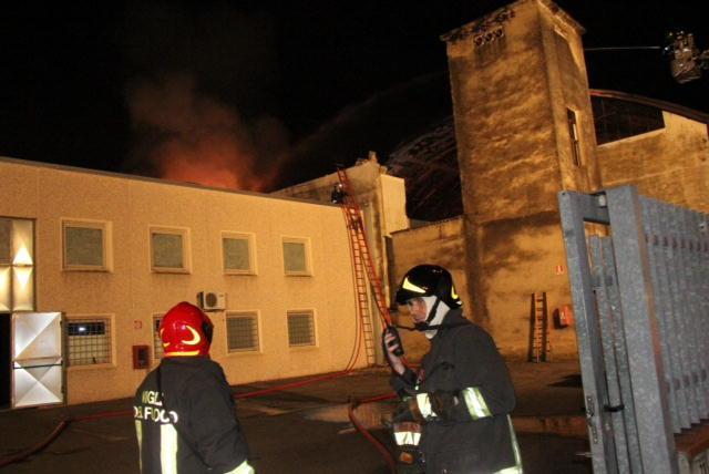 Incendio in una capannone industriale in via Ombrone a Oste (foto Batavia)