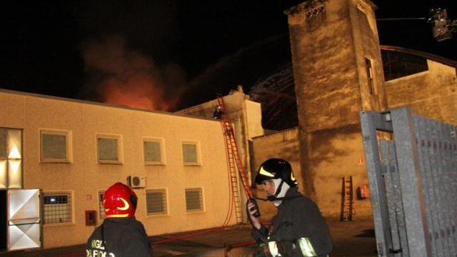 Incendio in una capannone industriale in via Ombrone a Oste (foto Batavia)