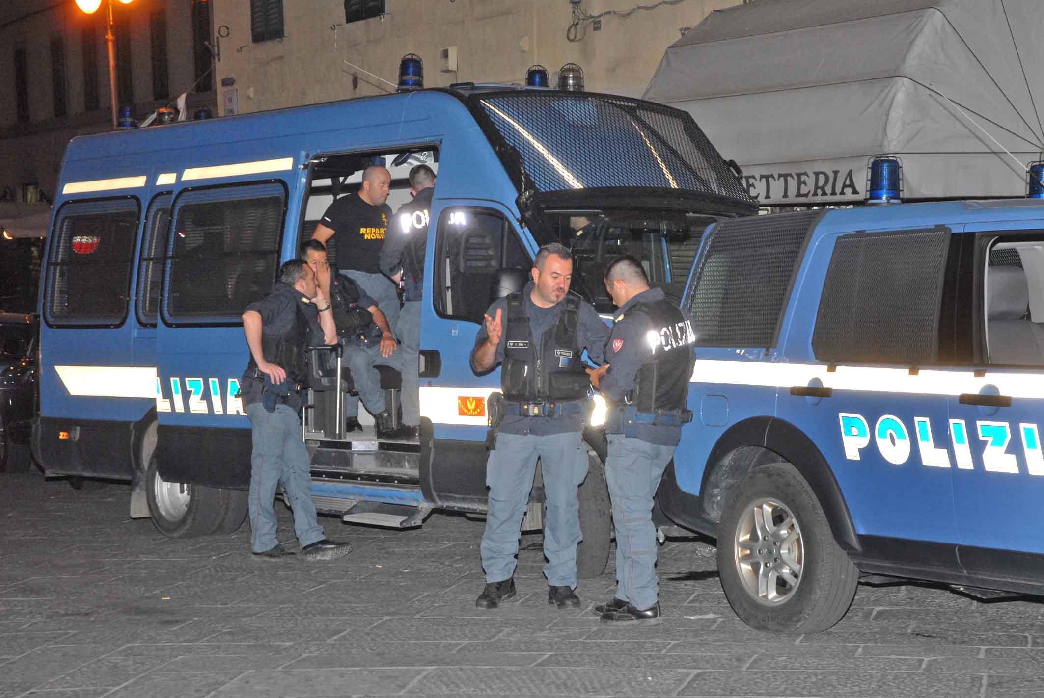 La polizia interviene per una presunta rissa fuori da un locale vicino al cimitero urbano