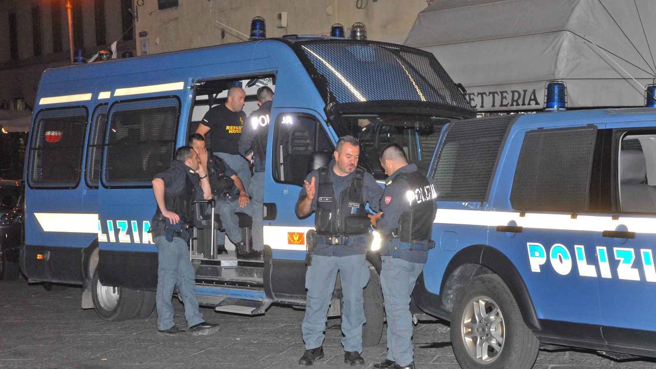 La polizia interviene per una presunta rissa fuori da un locale vicino al cimitero urbano