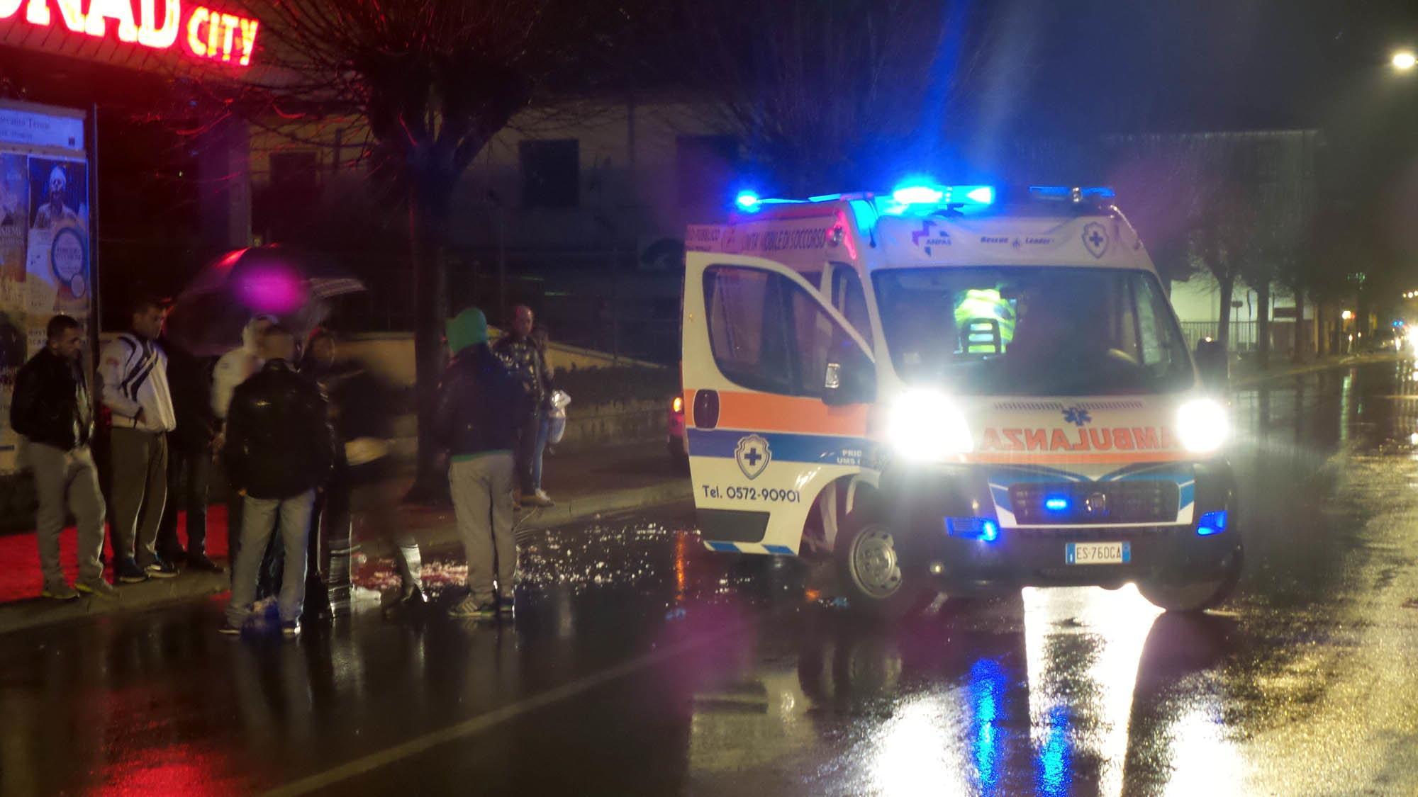 L'ambulanza del Pubblico soccorso in via Bassi dopo l'incidente (foto Nucci)