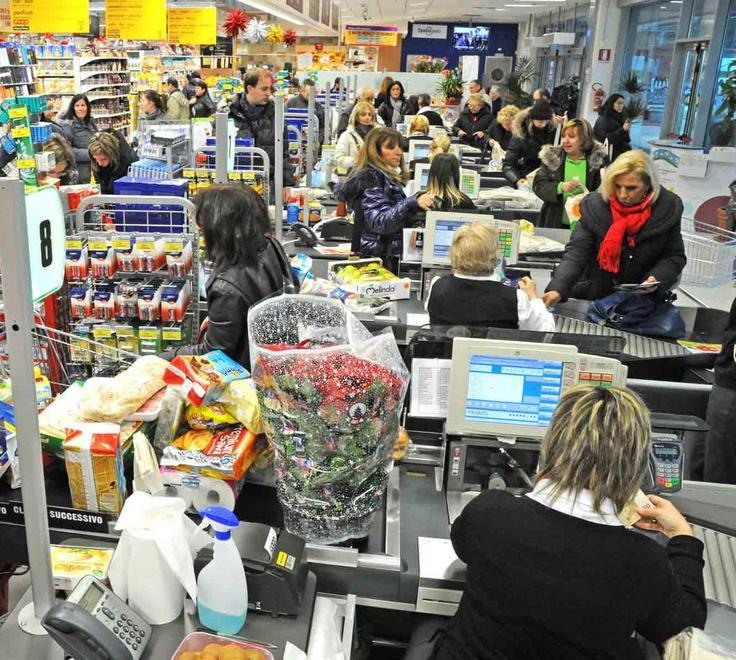 Saccheggiano gli scaffali del supermercato: arrestati 