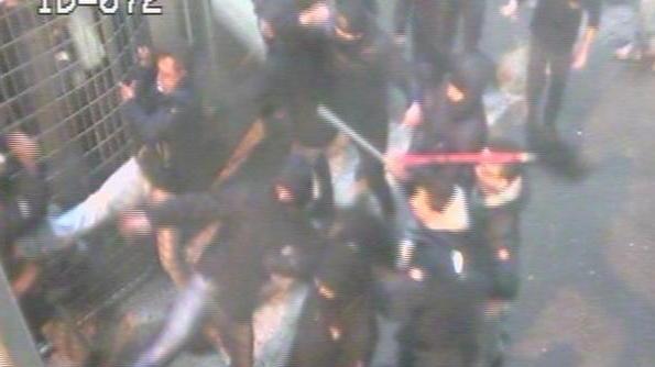 Feriti quattro agenti e due steward lanciata anche una bomba carta