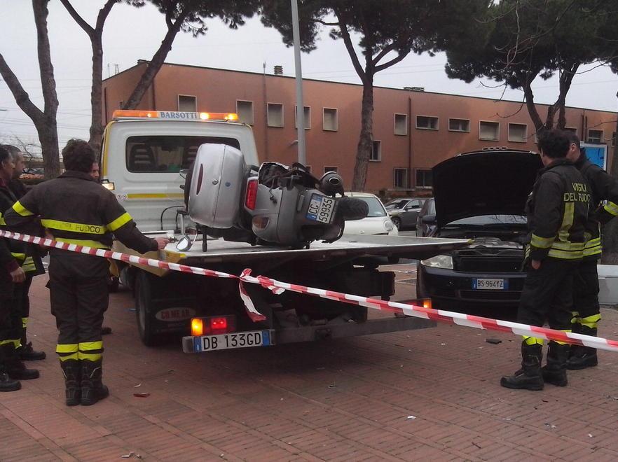 L’ambulanza travolge un’auto 