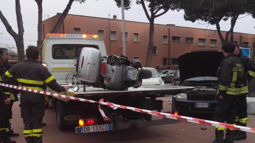 L’ambulanza travolge un’auto