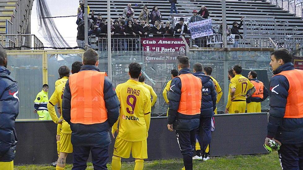 Faccia a faccia tra squadra e tifosi