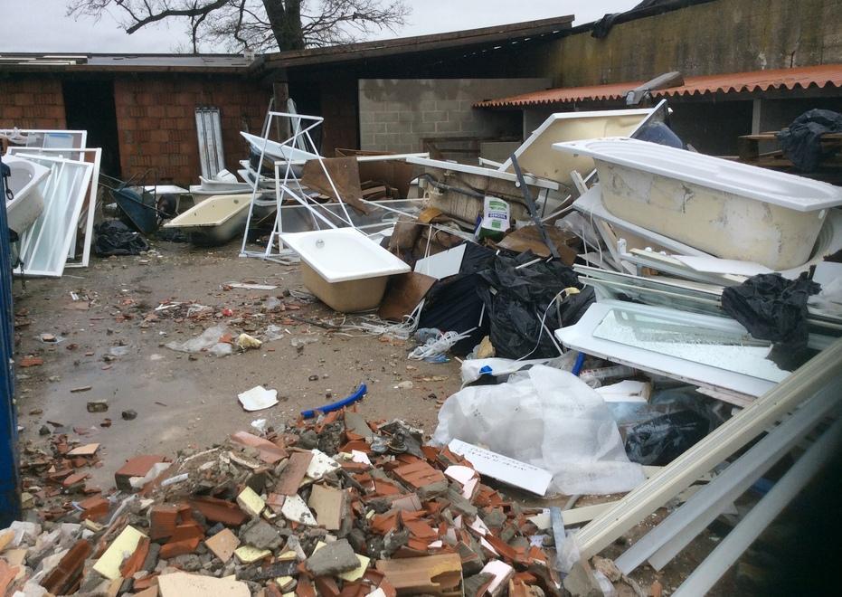 Padre e figlio nei guai per una discarica abusiva 