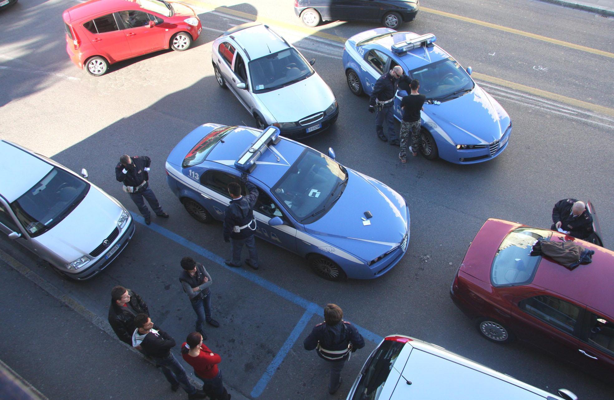 Controlli della polizia nel viale Piave a Prato