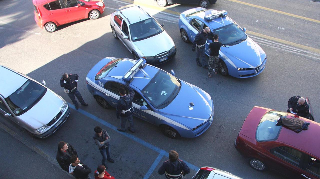 Controlli della polizia nel viale Piave a Prato