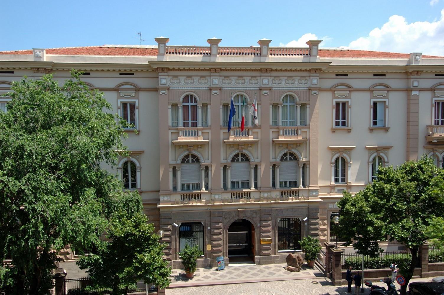 La direzione generale del Banco di Sardegna in viale Umberto a Sassari