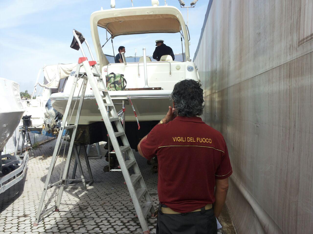 L’imbarcazione degli empolesi tirata a secco dopo l’esplosione (foto Pabar)