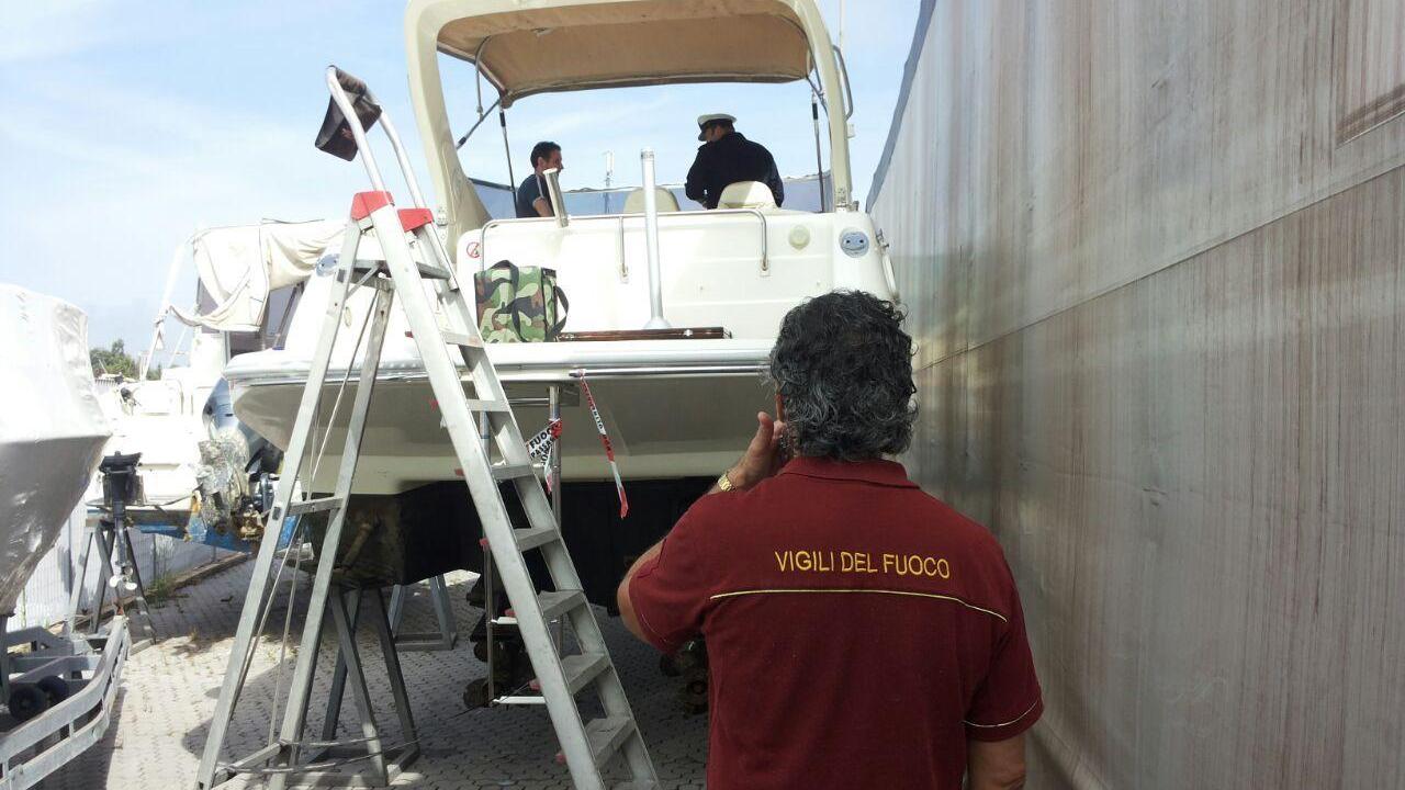 L’imbarcazione degli empolesi tirata a secco dopo l’esplosione (foto Pabar)