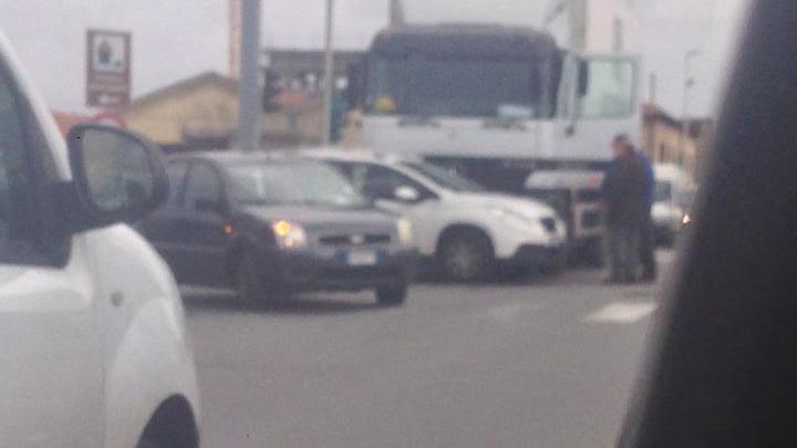 Scontro auto camion, traffico in tilt