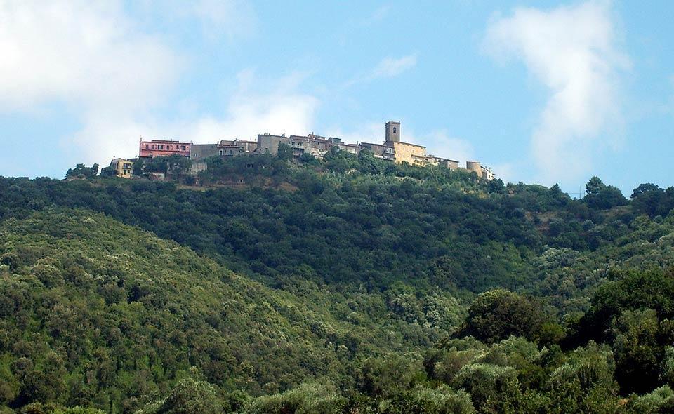 Una veduta dal basso del borgo antico di Vetulonia