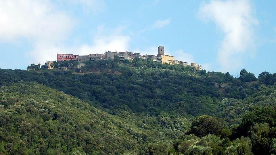 Una veduta dal basso del borgo antico di Vetulonia
