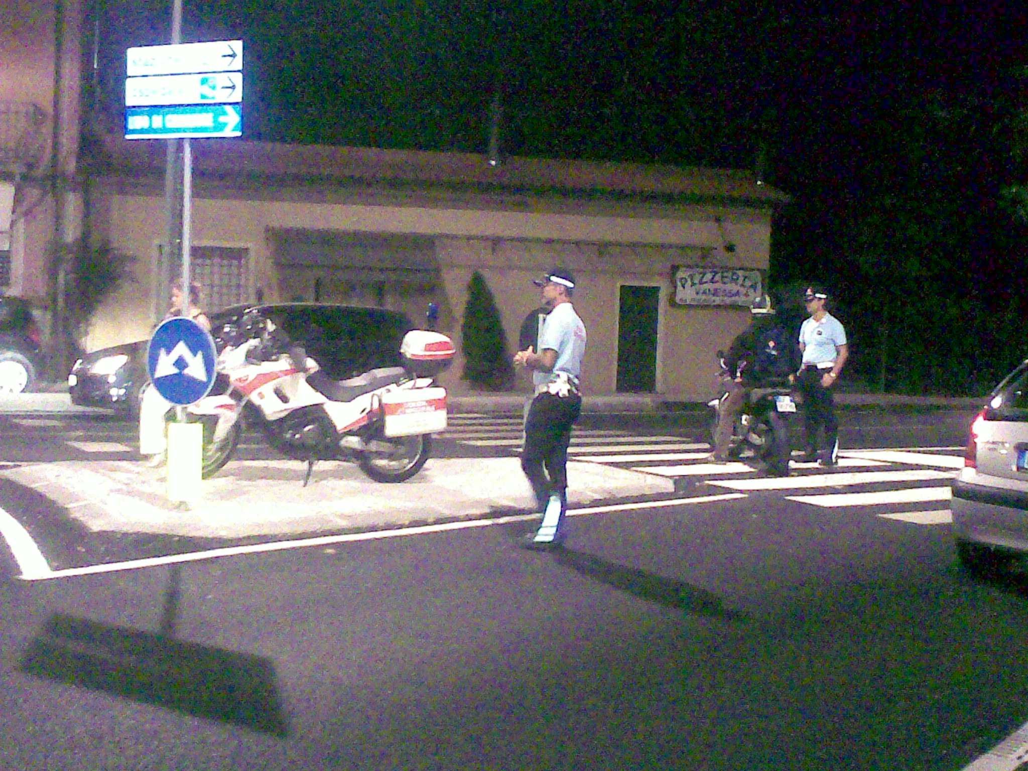 Una pattuglia della polizia municipale di Camaiore in servizio sulla strada