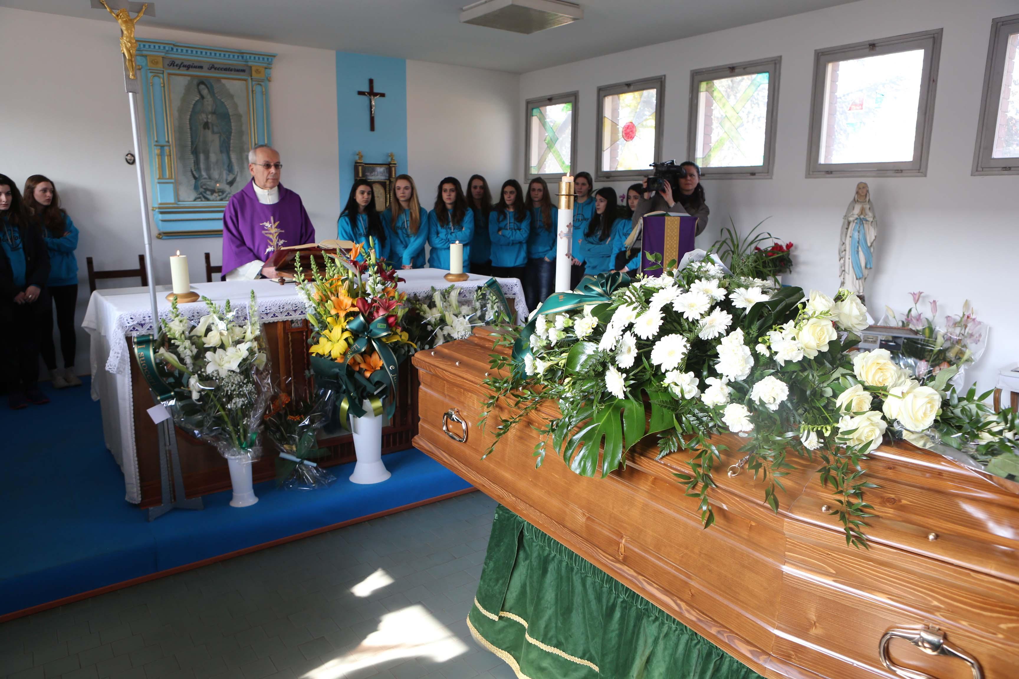 Lacrime, striscioni e tanti giovani ai funerali di Riccardo Preti