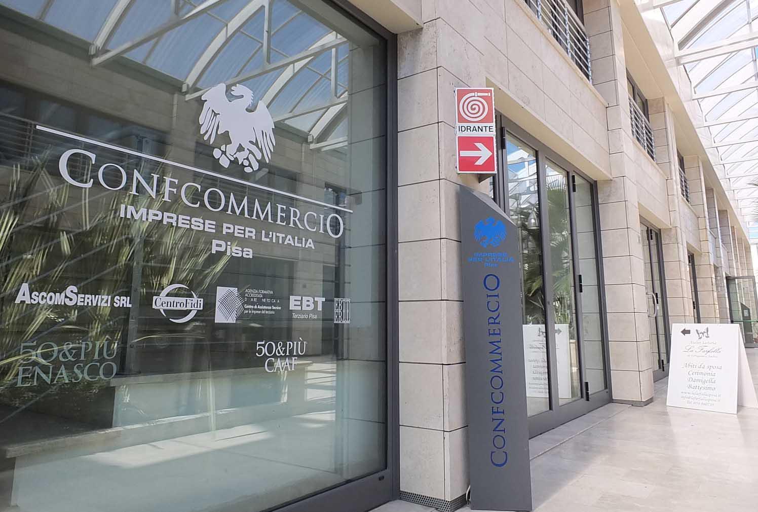 Confcommercio: "Contro di noi linciaggio mediatico". La replica del Tirreno: "Una caduta di stile" 