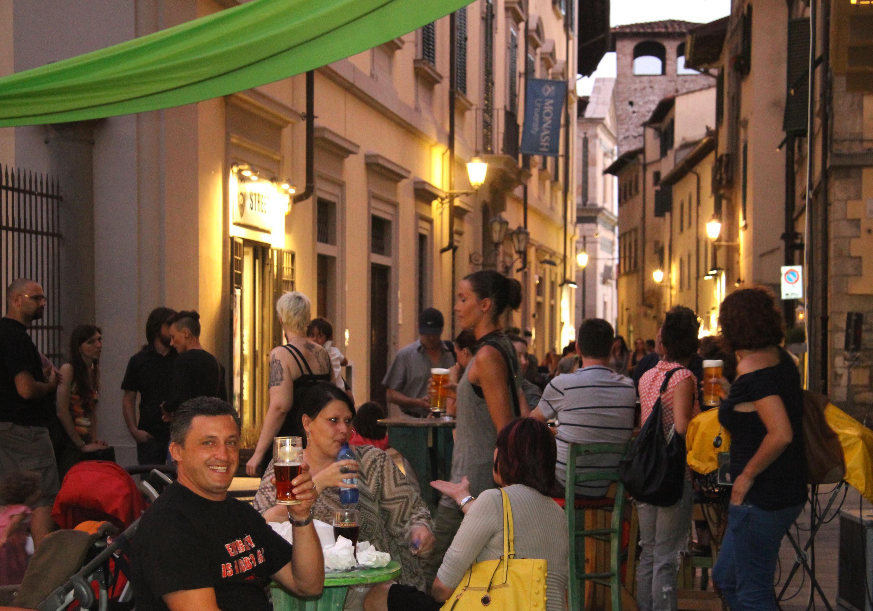 "Struscio" serale in centro storico a Prato (foto Batavia)