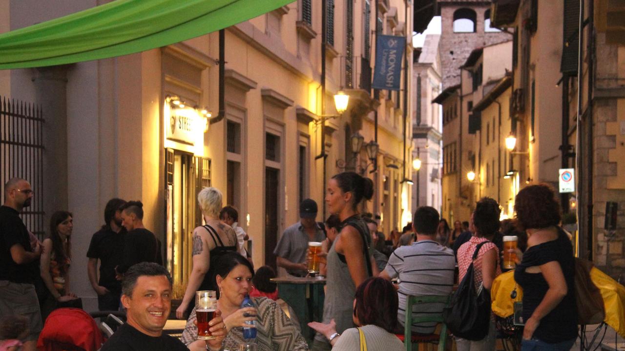 "Struscio" serale in centro storico a Prato (foto Batavia)