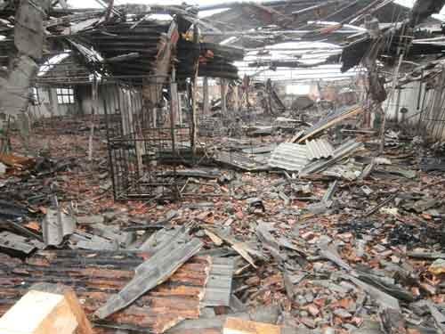 La fabbrica devastata dall'incendio a Montemurlo