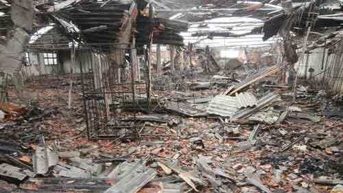 La fabbrica devastata dall'incendio a Montemurlo
