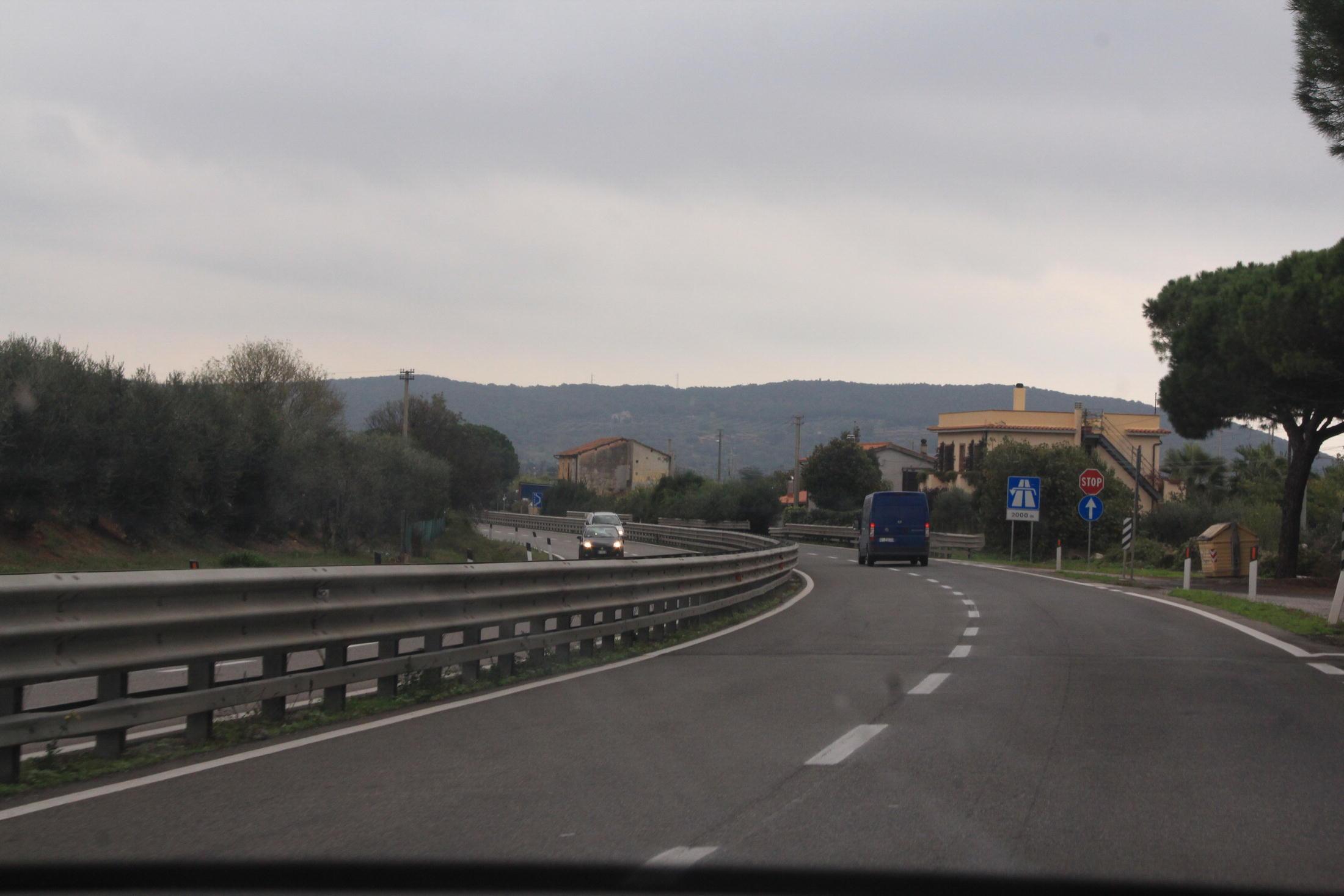 Un tratto della superstrada in Maremma