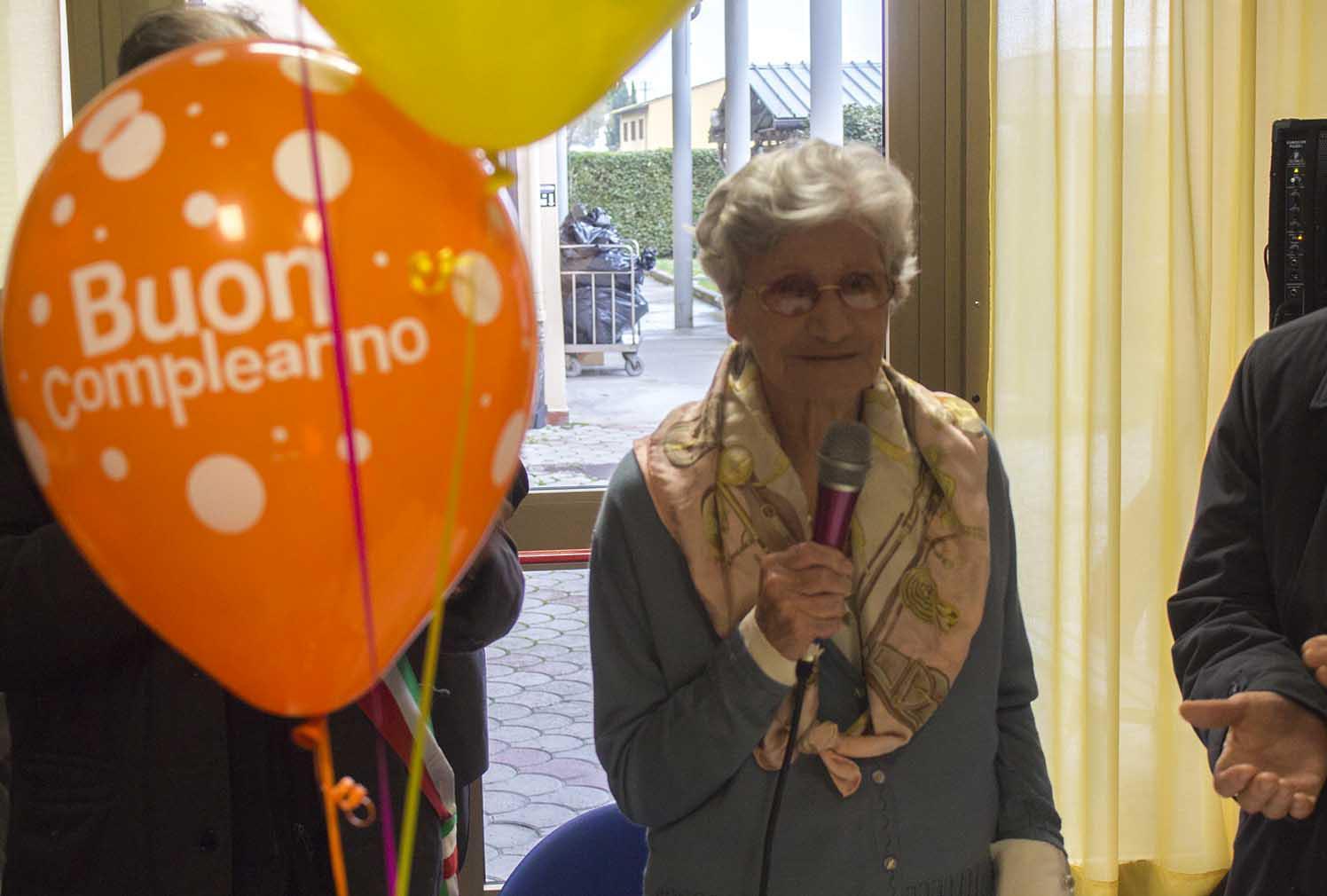 Nonna Solidea durante la festa per i suoi cento anni
