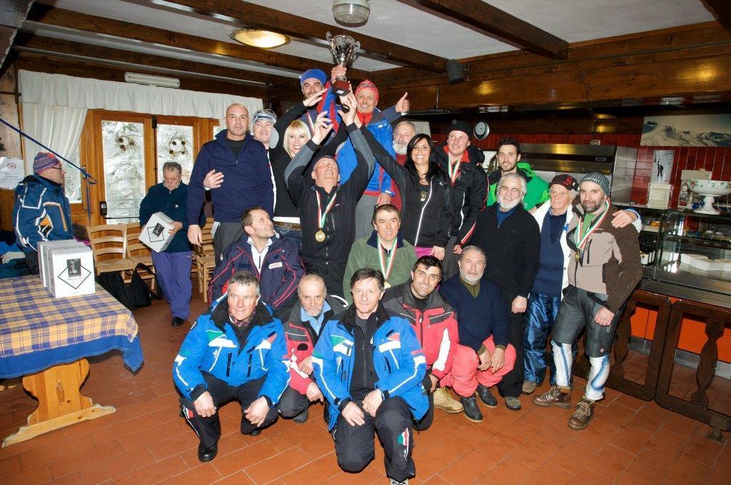Gli atleti dello Sci Copit festeggiano il titolo tricolore