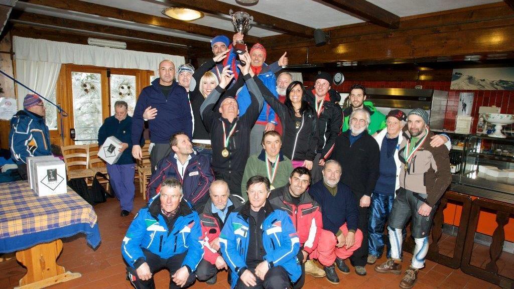 Gli atleti dello Sci Copit festeggiano il titolo tricolore