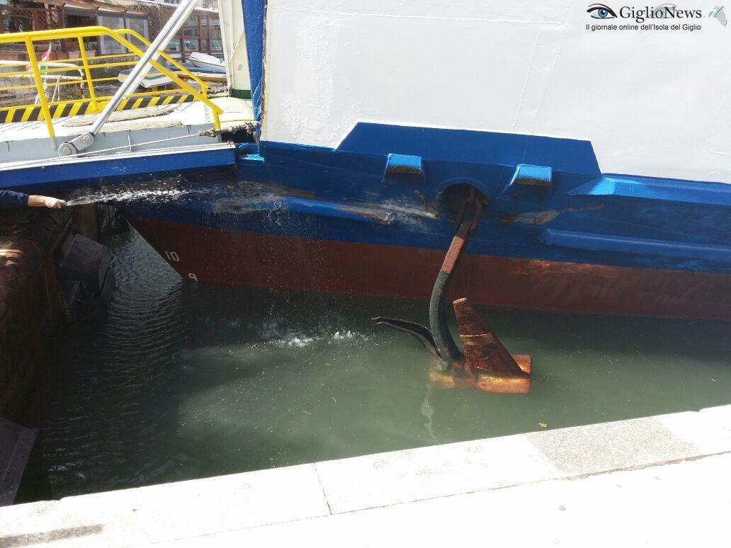 La fiancata danneggiata del Maregiglio dopo l'urto contro il pontile dell'isola del Giglio (foto tratta da Giglio news) 