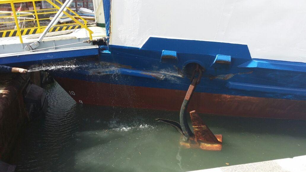 La fiancata danneggiata del Maregiglio dopo l'urto contro il pontile dell'isola del Giglio (foto tratta da Giglio news)