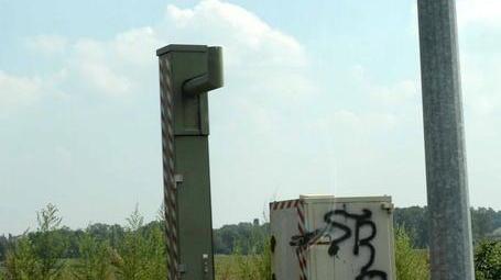 Uno degli autovelox smantellati lungo la Bientinese